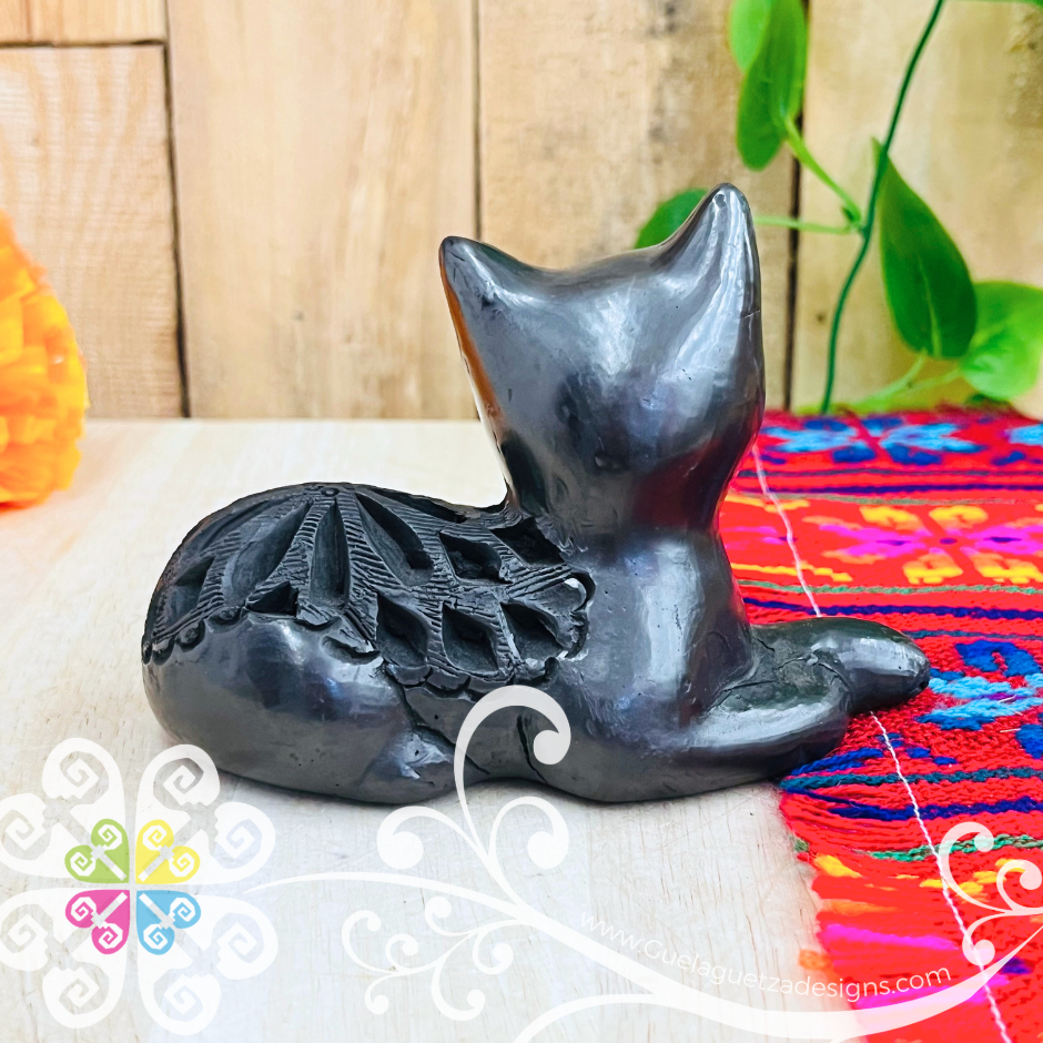 Small Resting Cat Black Clay Figure - Barro Negro Oaxaca