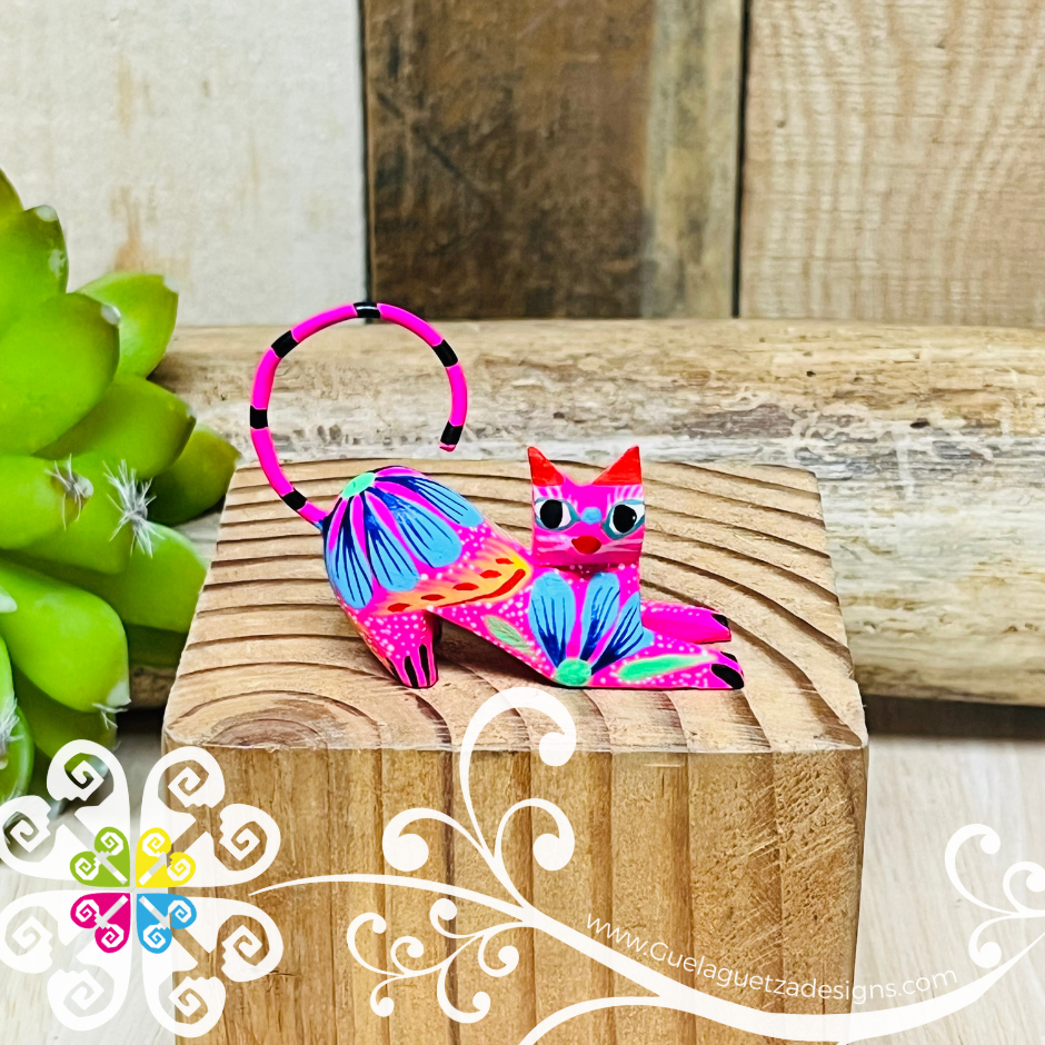 Mini Scratching Cat Alebrije Handcarve Wood Decoration Figure