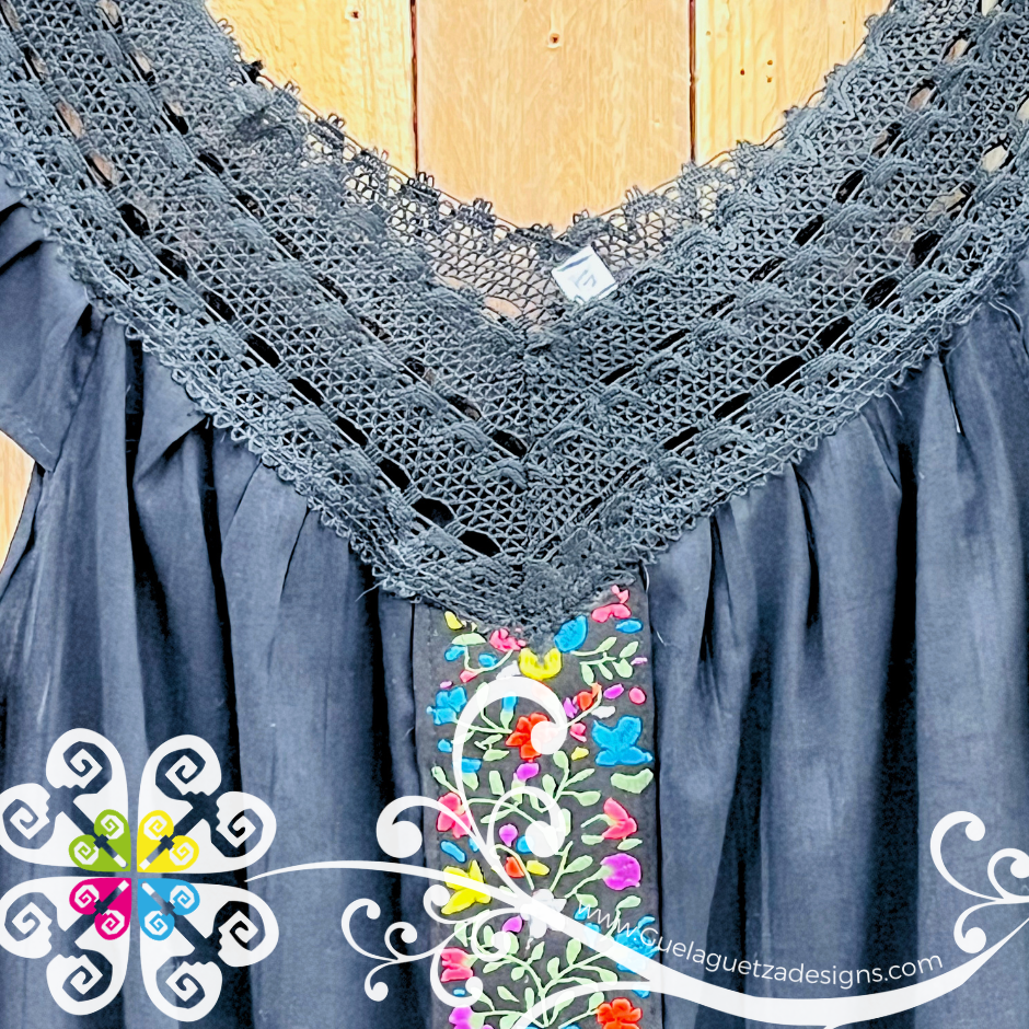 Black V Neck Top - Blusa Bordada