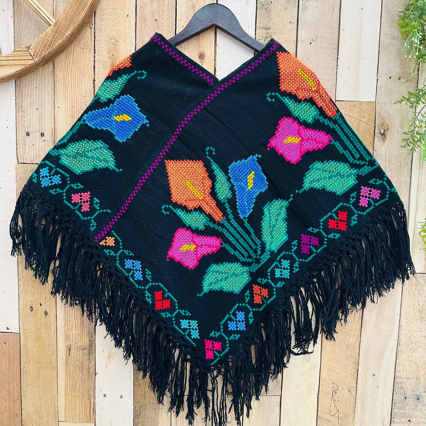 Calla Lilly Design Embroider Poncho - Mañanita