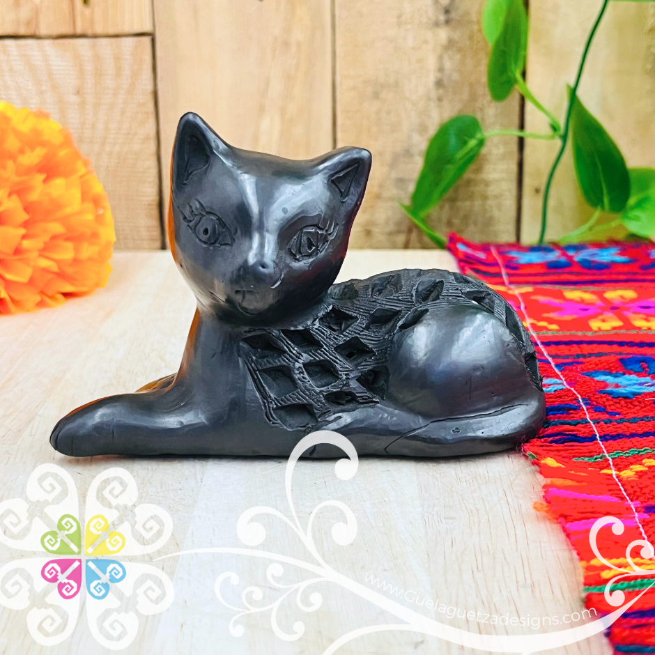Small Resting Cat Black Clay Figure - Barro Negro Oaxaca