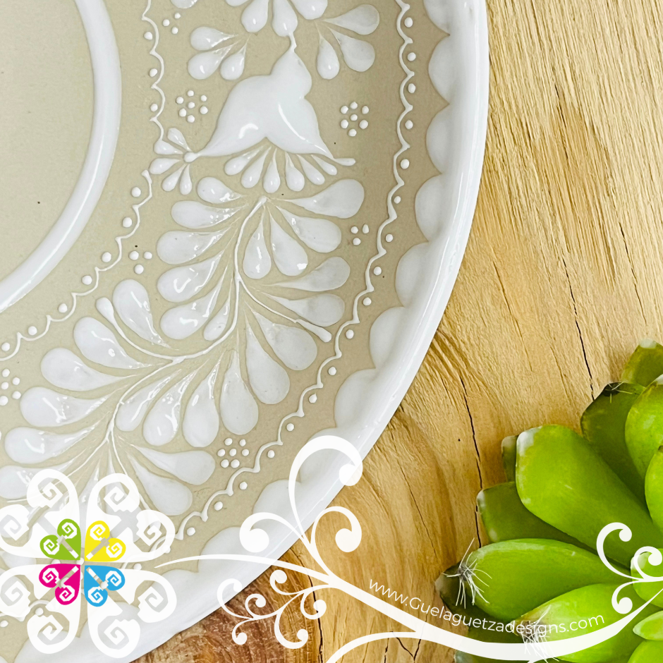 Large Round White Serving Tray - Barro Alta Temperatura