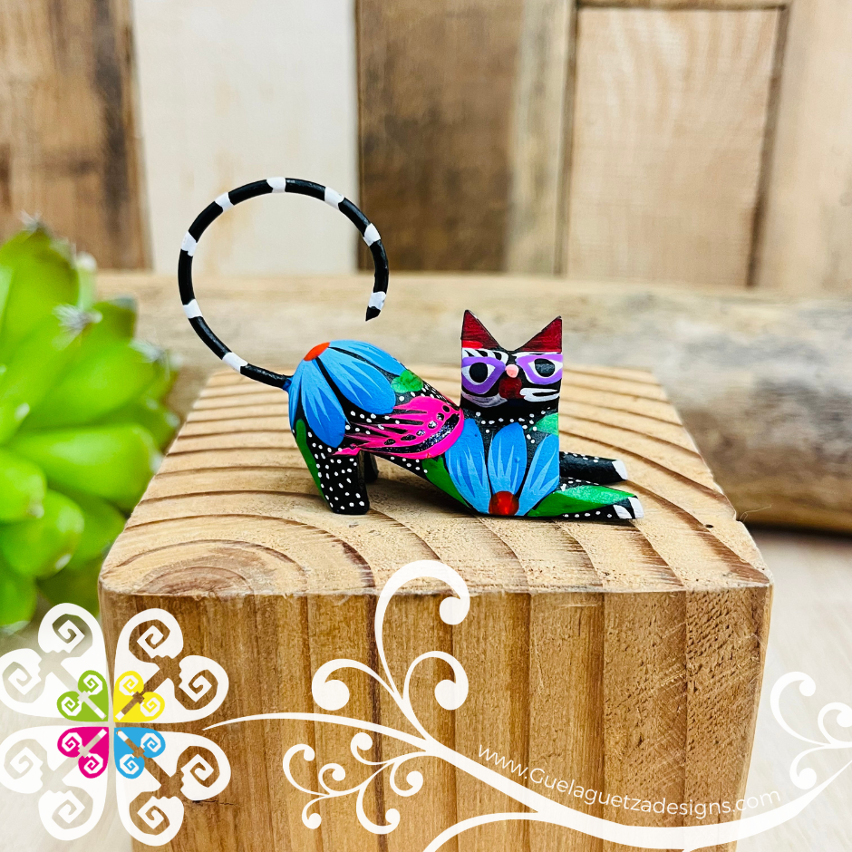 Mini Scratching Cat  Alebrije Handcarve Wood Decoration Figure